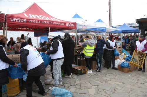 Zi şi noapte alături de refugiaţii care ajung la Sighetu Marmaţiei Poza 205711