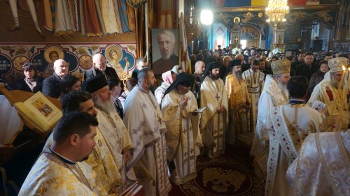 Sărbătorirea Sfântului Simeon Noul Teolog la biserica sa din Mănăstirea Cașin Poza 206103