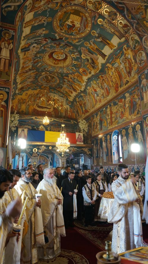 Sărbătorirea Sfântului Simeon Noul Teolog la biserica sa din Mănăstirea Cașin Poza 206121