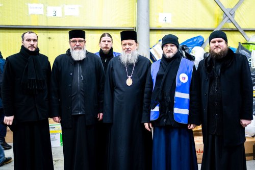 Un nou convoi umanitar din Arhiepiscopia Sucevei și Rădăuților a ajuns la Cernăuți Poza 206175