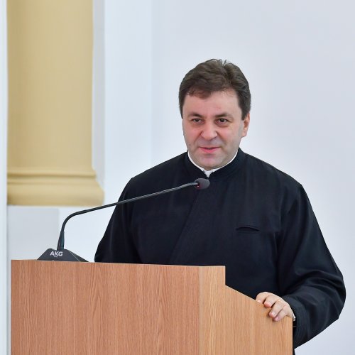 Un nou doctor în teologie la Facultatea „Justinian Patriarhul” Poza 206451
