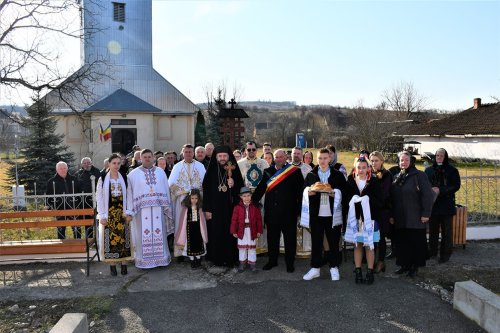 Vizite și slujiri în comunități din Episcopia Caransebeşului Poza 207081