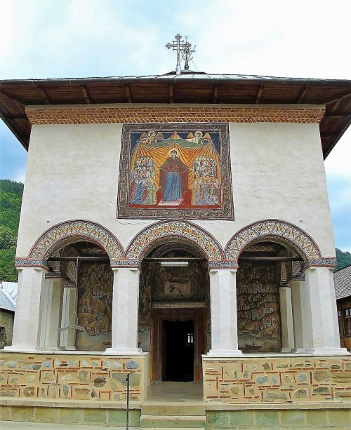 Mănăstirea Polovragi, locul unde rugăciunea mângâie cerul Poza 207335