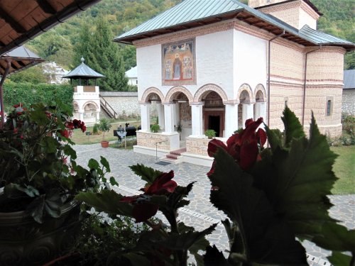 Mănăstirea Polovragi, locul unde rugăciunea mângâie cerul Poza 207336