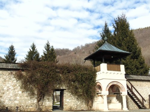 Mănăstirea Polovragi, locul unde rugăciunea mângâie cerul Poza 207338