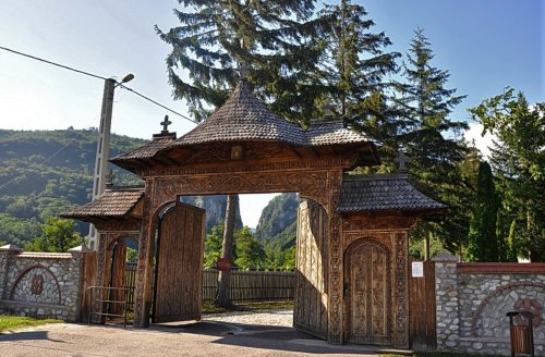 Mănăstirea Polovragi, locul unde rugăciunea mângâie cerul Poza 207342