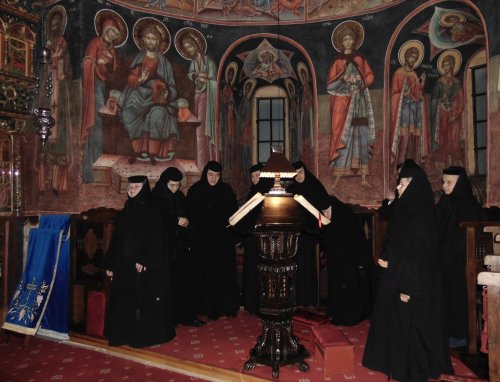 Mănăstirea Polovragi, locul unde rugăciunea mângâie cerul Poza 207343