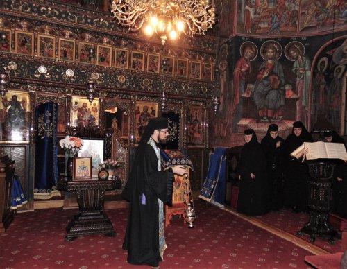 Mănăstirea Polovragi, locul unde rugăciunea mângâie cerul Poza 207344