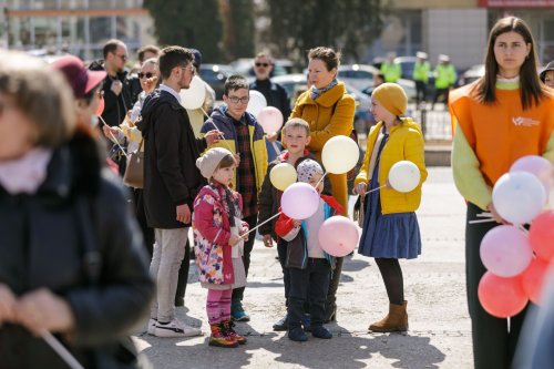 O mie de persoane la „Marșul pentru viață” organizat în Iași Poza 207737