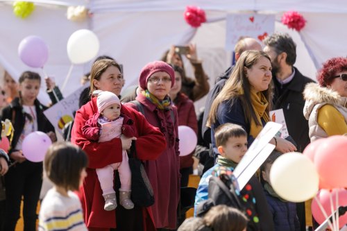 O mie de persoane la „Marșul pentru viață” organizat în Iași Poza 207764