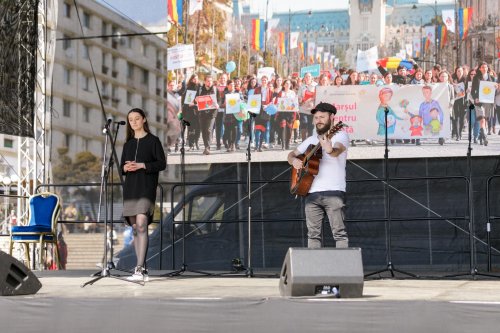 O mie de persoane la „Marșul pentru viață” organizat în Iași Poza 207766