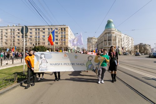 O mie de persoane la „Marșul pentru viață” organizat în Iași Poza 207775