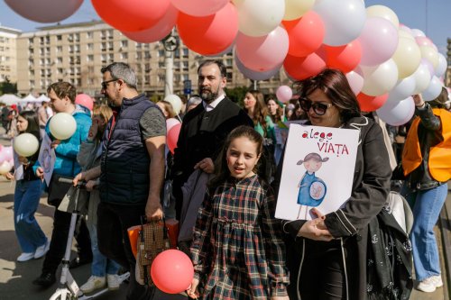 O mie de persoane la „Marșul pentru viață” organizat în Iași Poza 207778