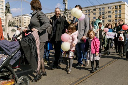 O mie de persoane la „Marșul pentru viață” organizat în Iași Poza 207779