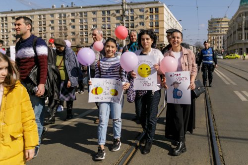 O mie de persoane la „Marșul pentru viață” organizat în Iași Poza 207781