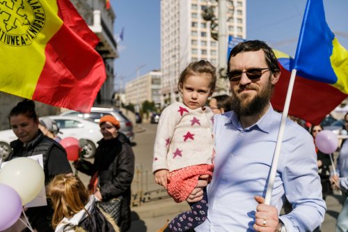 O mie de persoane la „Marșul pentru viață” organizat în Iași Poza 207784