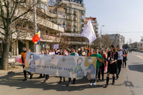 O mie de persoane la „Marșul pentru viață” organizat în Iași Poza 207788