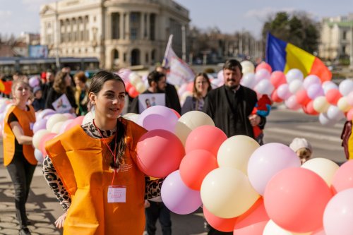 O mie de persoane la „Marșul pentru viață” organizat în Iași Poza 207789