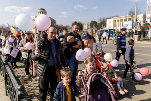 O mie de persoane la „Marșul pentru viață” organizat în Iași Poza 207796