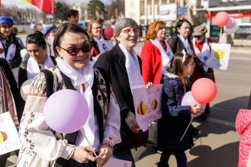 O mie de persoane la „Marșul pentru viață” organizat în Iași Poza 207797