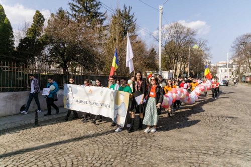 O mie de persoane la „Marșul pentru viață” organizat în Iași Poza 207799