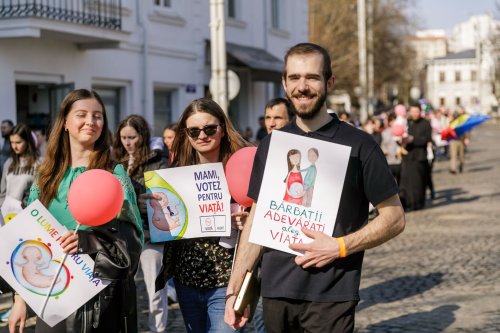 O mie de persoane la „Marșul pentru viață” organizat în Iași Poza 207800