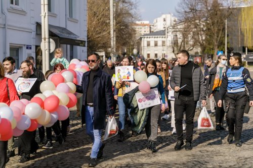 O mie de persoane la „Marșul pentru viață” organizat în Iași Poza 207801