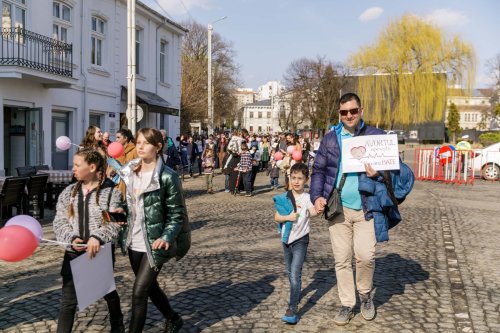 O mie de persoane la „Marșul pentru viață” organizat în Iași Poza 207802