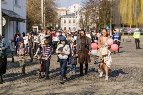 O mie de persoane la „Marșul pentru viață” organizat în Iași Poza 207803