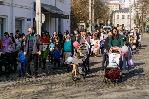 O mie de persoane la „Marșul pentru viață” organizat în Iași Poza 207804