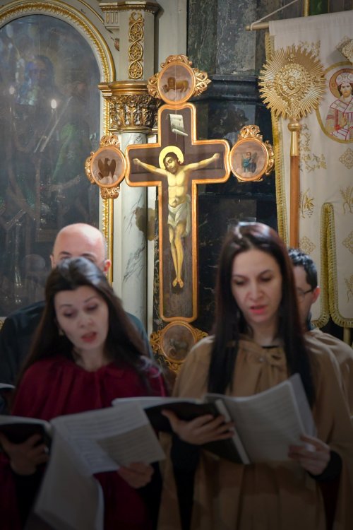 Cinstirea Sfintei Cruci la Catedrala „Sfântul Spiridon”-Nou din Capitală Poza 207968