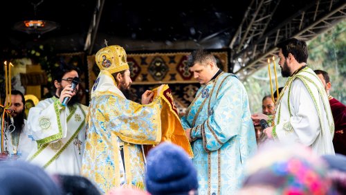 Hramul Mănăstirii Moldovița sărbătorit prin Liturghie arhierească Poza 208022