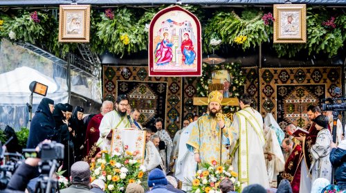 Hramul Mănăstirii Moldovița sărbătorit prin Liturghie arhierească Poza 208023