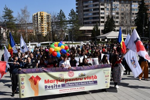 „Marşul pentru viaţă” a reunit tineri și părinți în toată țara  Poza 208044
