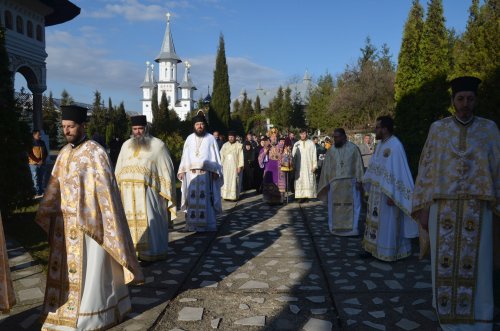 Mănăstirea „Sfânta Cruce” din Oradea - 30 de ani de slujire jertfelnică  Poza 208141