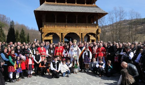 Sărbătoare la Parohia Rozavlea Şesu Mănăstirii, Maramureş Poza 208146