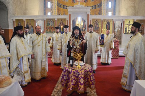 Festivitate la 101 ani de la hirotonia întru arhiereu a Episcopului-ctitor Roman Ciorogariu al Oradiei Mari Poza 208290