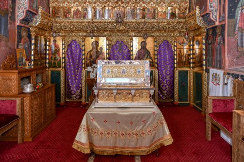Raclă nouă pentru Mănăstirea Nechit sfinţită de Patriarhul României Poza 208429