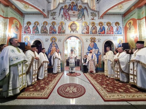 Noile clopote ale Bisericii „Sfinţii Apostoli Petru  și Pavel” din Mănăștur au fost sfințite Poza 209334