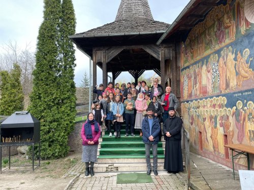 Credincioși din Tâncăbești în pelerinaj la mănăstiri din Vâlcea și Argeș Poza 209578