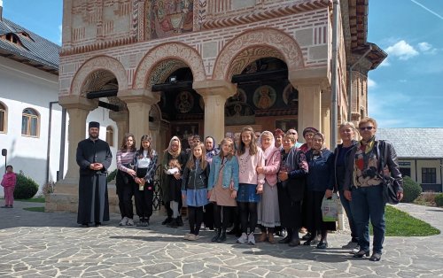 Credincioși din Tâncăbești în pelerinaj la mănăstiri din Vâlcea și Argeș Poza 209579