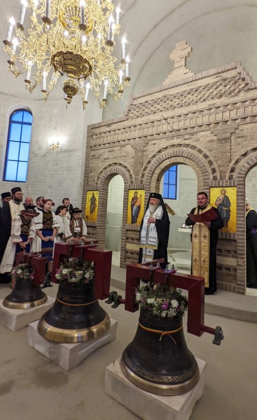 Clopotele Bisericii „Sfântul Gheorghe” din Sângeorz-Băi au fost sfinţite Poza 209628