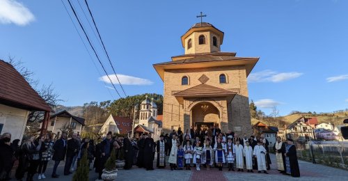 Clopotele Bisericii „Sfântul Gheorghe” din Sângeorz-Băi au fost sfinţite Poza 209629