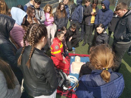 Elevi şi preşcolari din Botoşani au învățat să acorde primul ajutor în caz de incendii Poza 209618