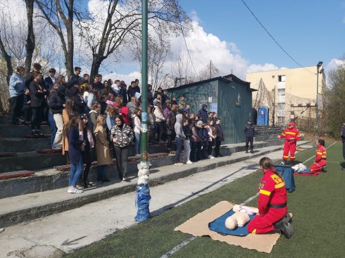 Elevi şi preşcolari din Botoşani au învățat să acorde primul ajutor în caz de incendii Poza 209619