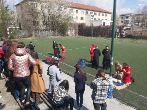 Elevi şi preşcolari din Botoşani au învățat să acorde primul ajutor în caz de incendii Poza 209620