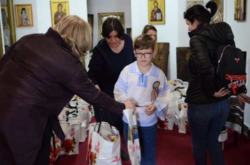 Copiii de la Centrul „Sfânta Sofia” au primit daruri pentru masa de Paști Poza 209764