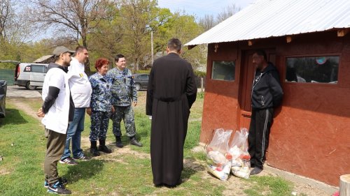 Armata și Biserica vin în sprijinul familiilor prahovene defavorizate Poza 210549