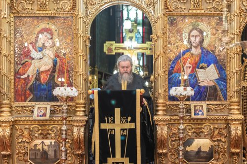La Catedrala Patriarhală a fost așezat spre închinare Sfântul Epitaf Poza 210760