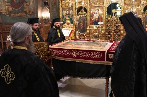 La Catedrala Patriarhală a fost așezat spre închinare Sfântul Epitaf Poza 210764